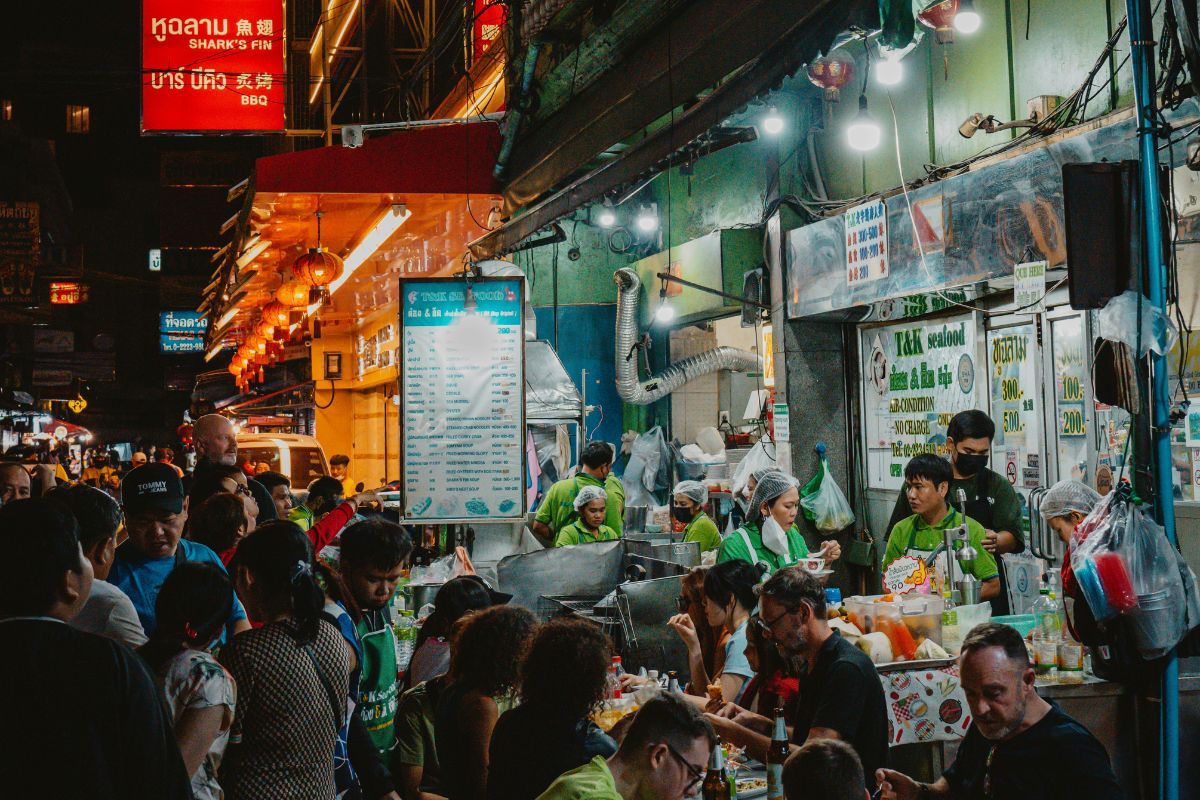 Crowded at restaurants in Yaowarat